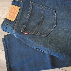Men's Levi Dark Wash Jeans, 30x32, great condition! 527